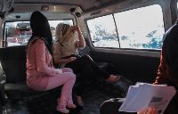 دخترانی که به علت بد حجابی دستگیر شده اند - www.siti.rzb.ir